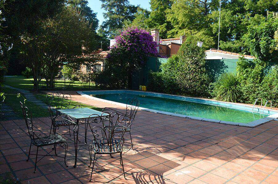 Piscina con mesas en el deck