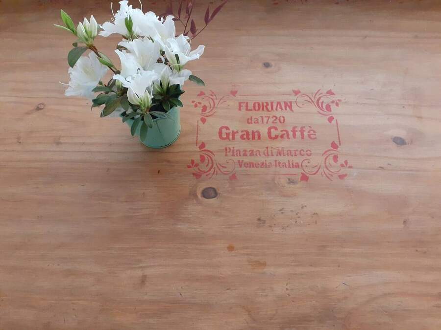 Flores sobre la mesa de madera