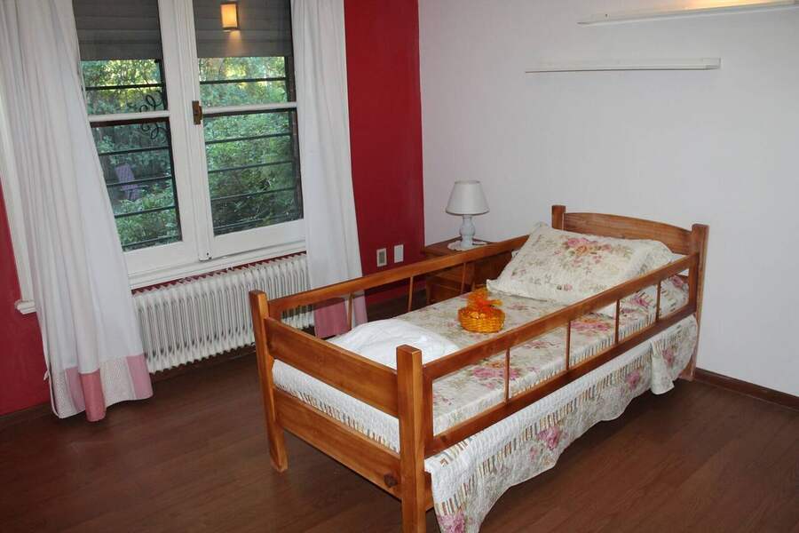 Habitación con cama y ventana