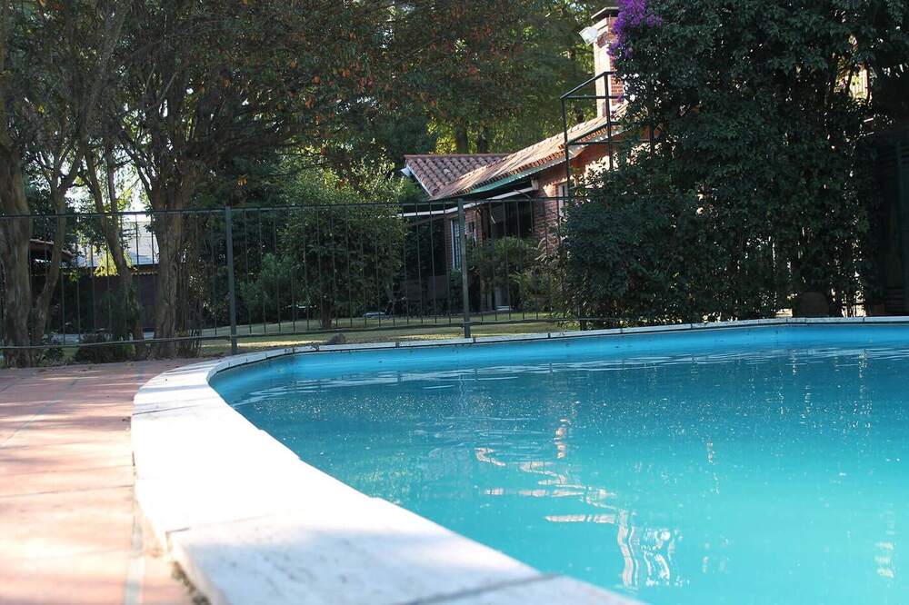 Piscina y jardín